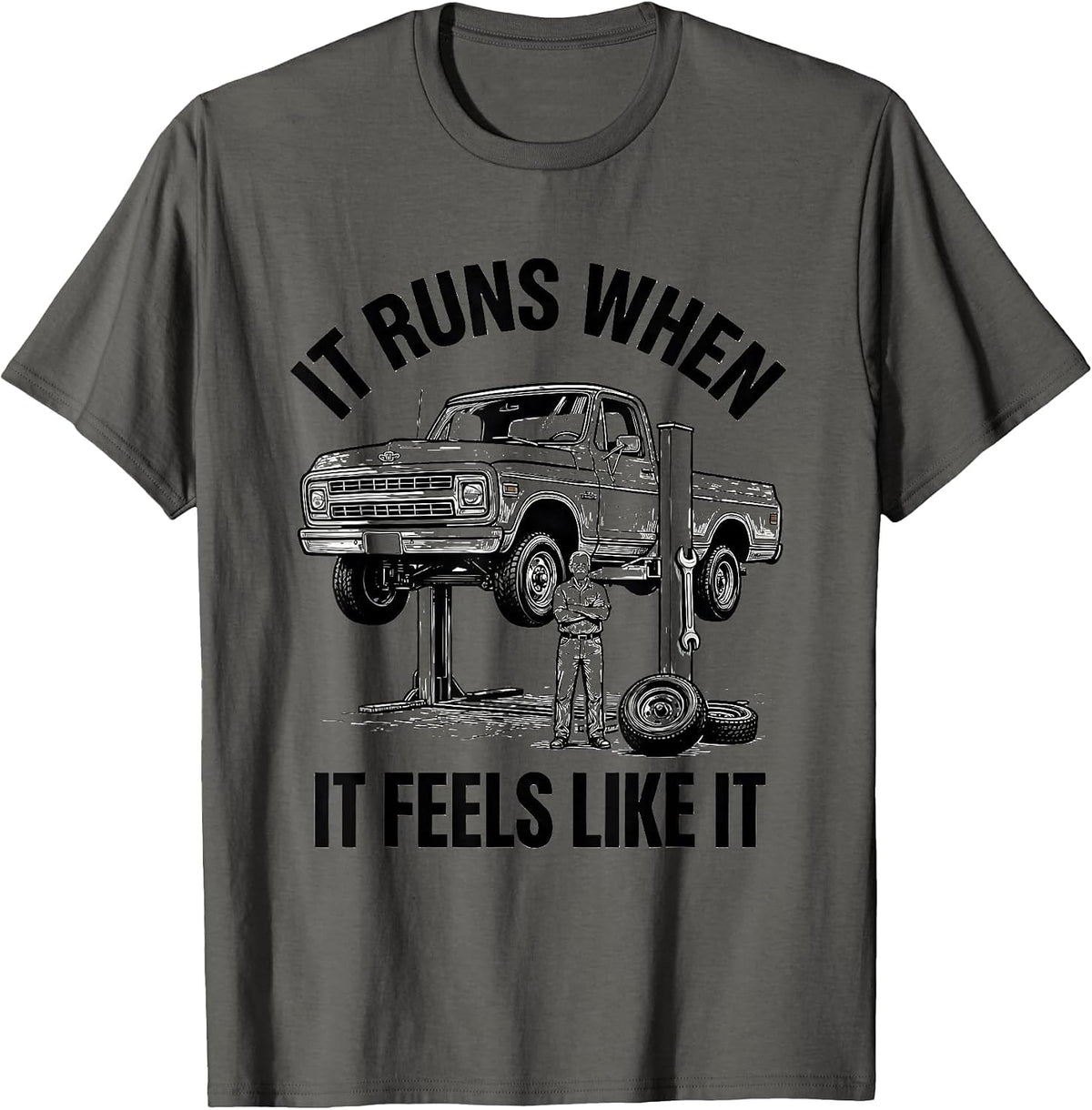 it runs when it feels like it Funny Classic Car Guy Humor T-Shirt - Asphalt Grey