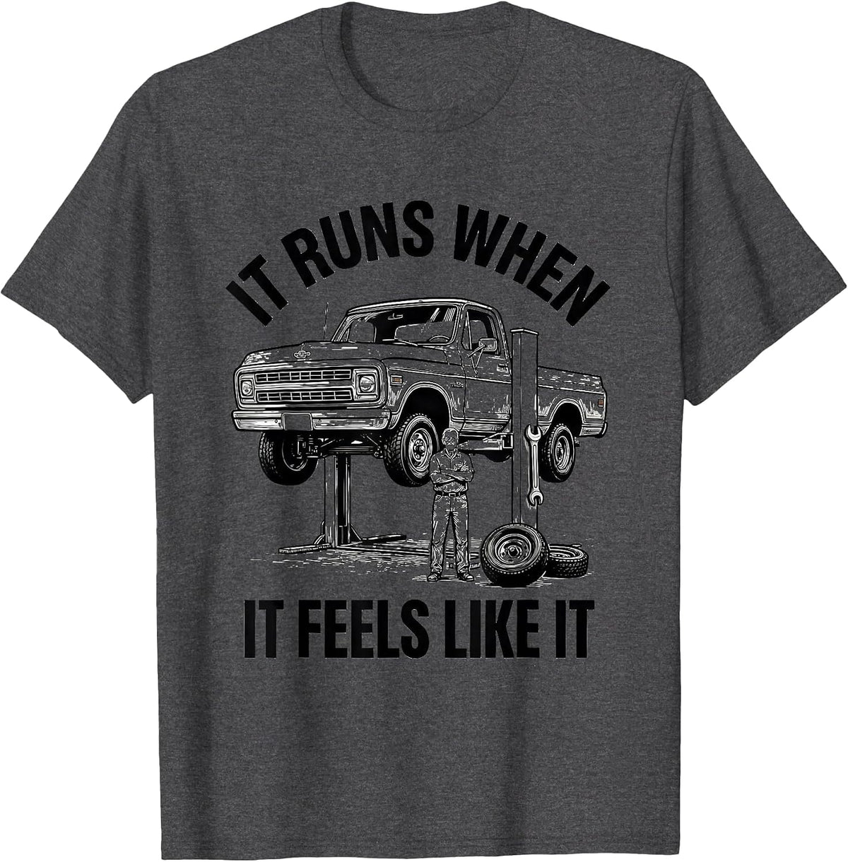 it runs when it feels like it Funny Classic Car Guy Humor T-Shirt - Dark Heather Grey